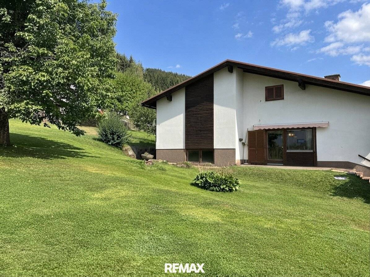 Renovation-Required House with Potential and Large Garden in Quiet Location in Reichenfels