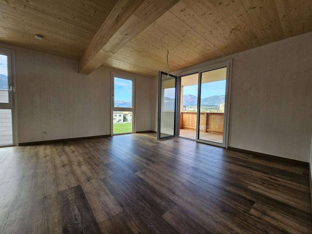 Neuwertige Wohnung mit Balkon und Tiefgaragenstellplatz