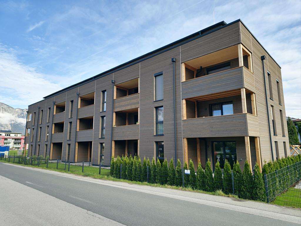 Neuwertige Wohnung mit Balkon und Tiefgaragenstellplatz