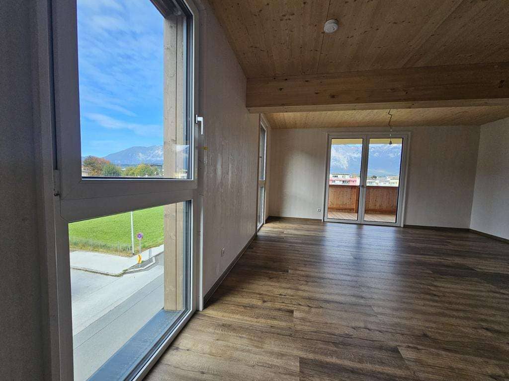 Neuwertige Wohnung mit Balkon und Tiefgaragenstellplatz