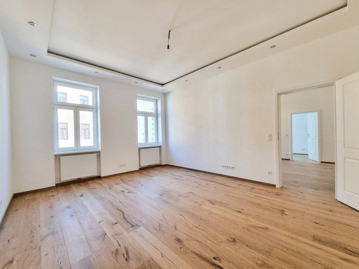 Top renovated 3-room old building apartment Near U4