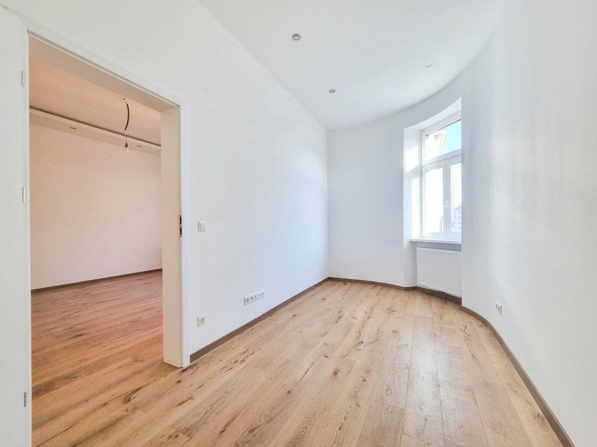 Top renovated 3-room old building apartment Near U4