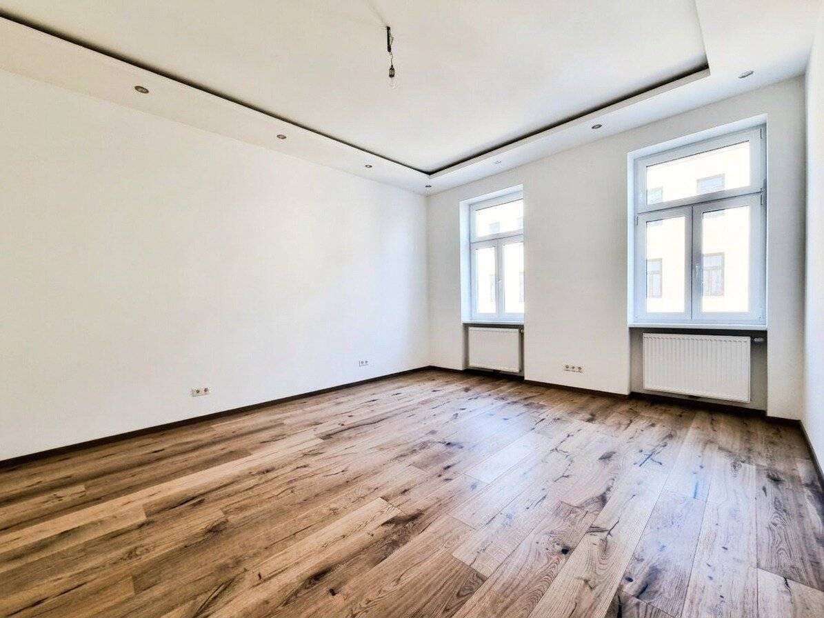 Top renovated 3-room old building apartment Near U4