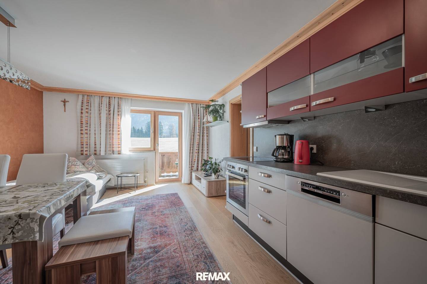 Unobstructed Estate with Dreamlike View and Versatile Usage Options