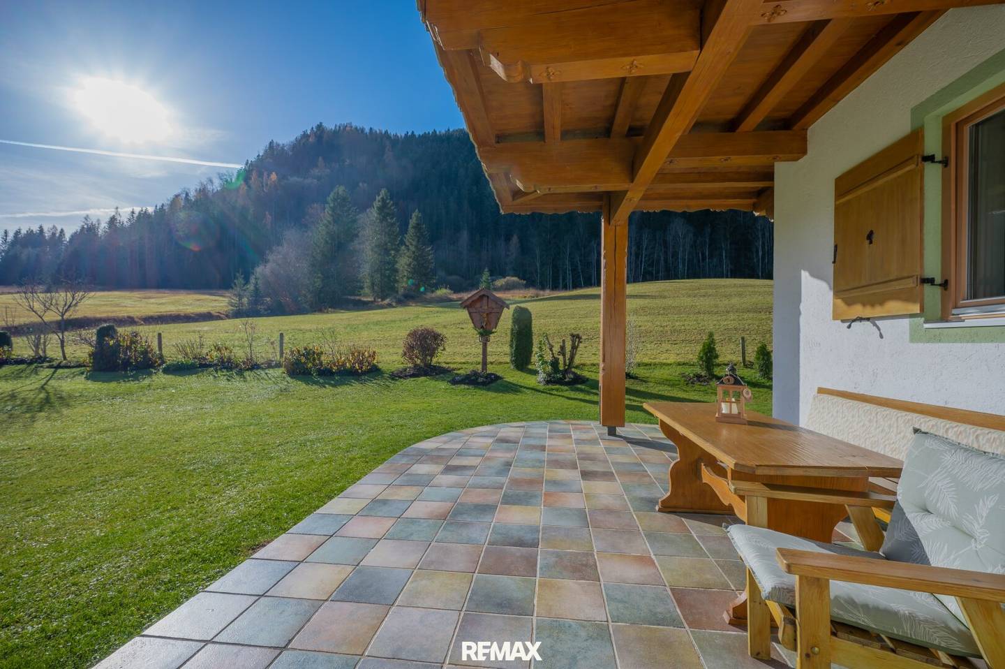 Unobstructed Estate with Dreamlike View and Versatile Usage Options