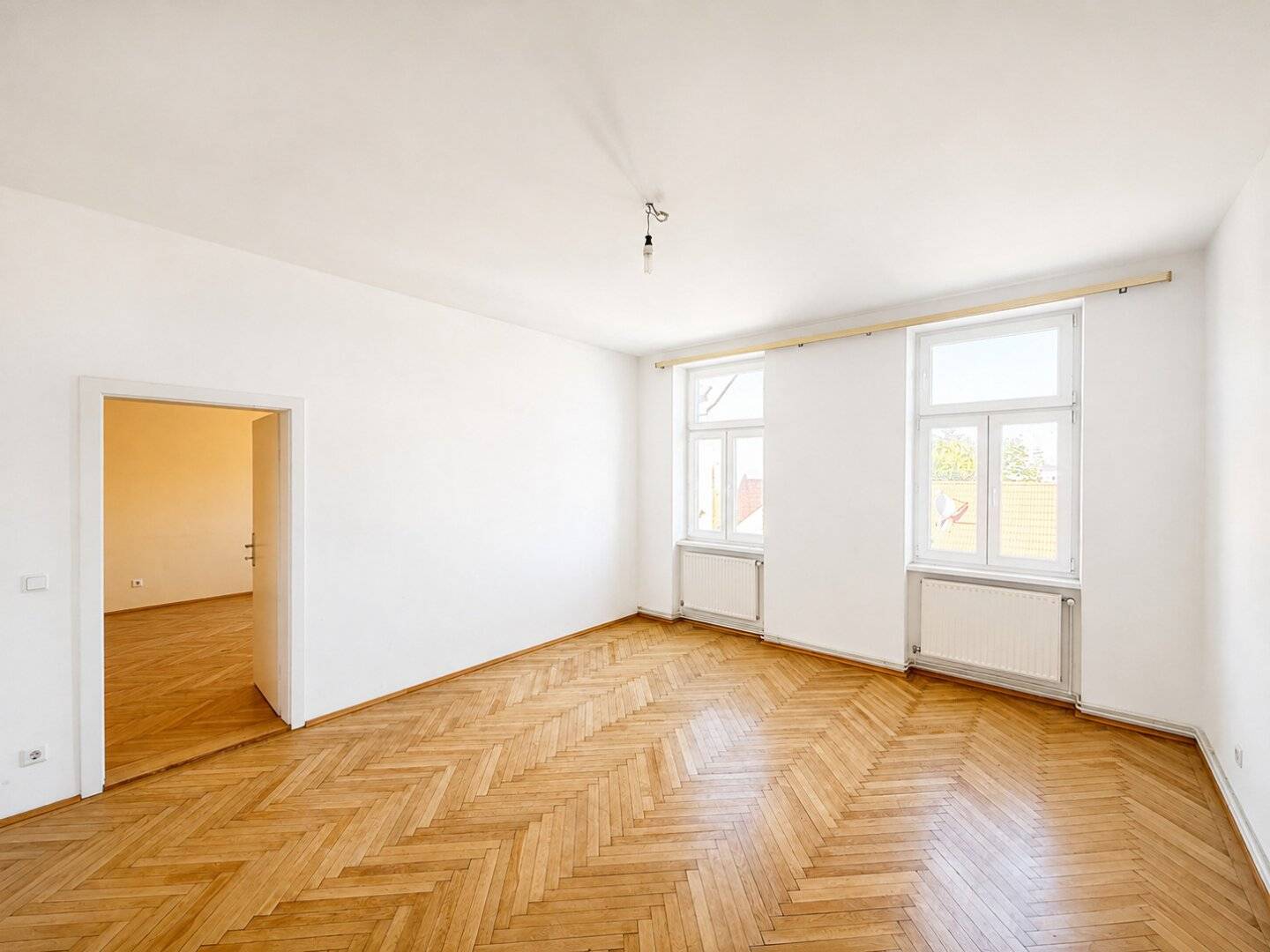2-Zimmer im charmanten Altbau // Sanierungsbedürftig