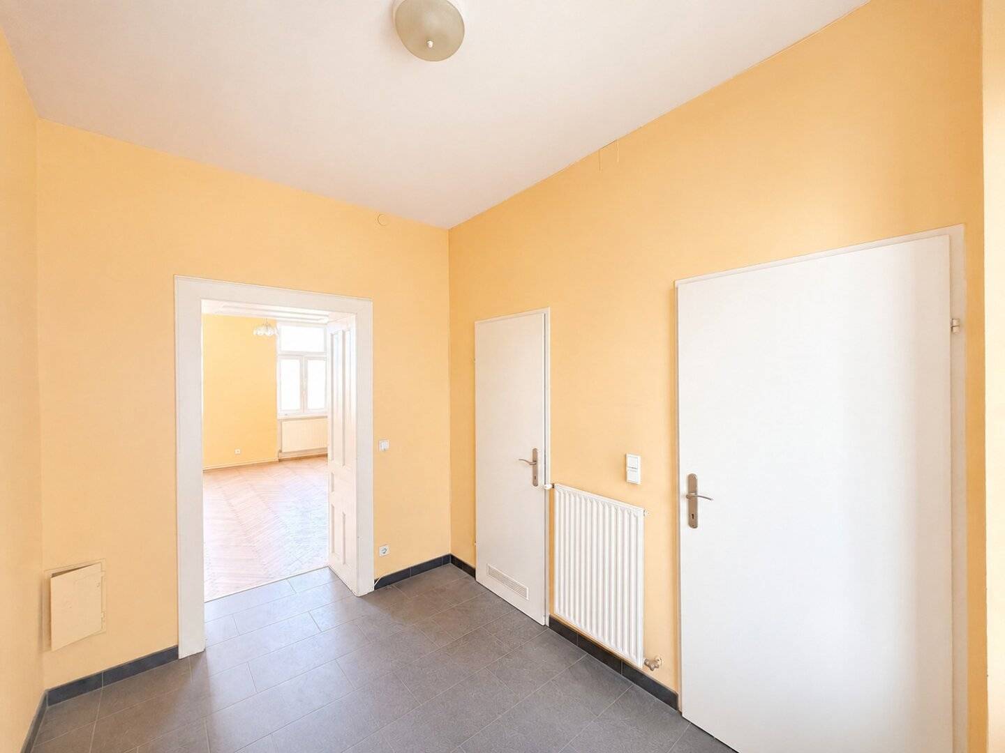2-Zimmer im charmanten Altbau // Sanierungsbedürftig