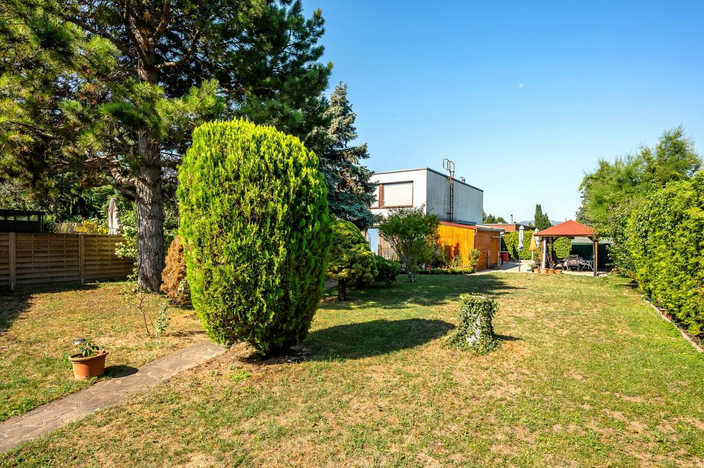 Terraced house with 5 rooms and 670 m² private garden in need of renovation
