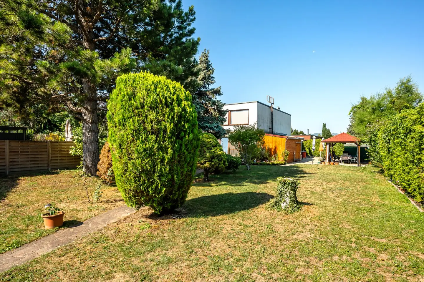 Reihenhaus mit 5 Zimmern und 670m2 Eigengarten – Sanierungsbedarf