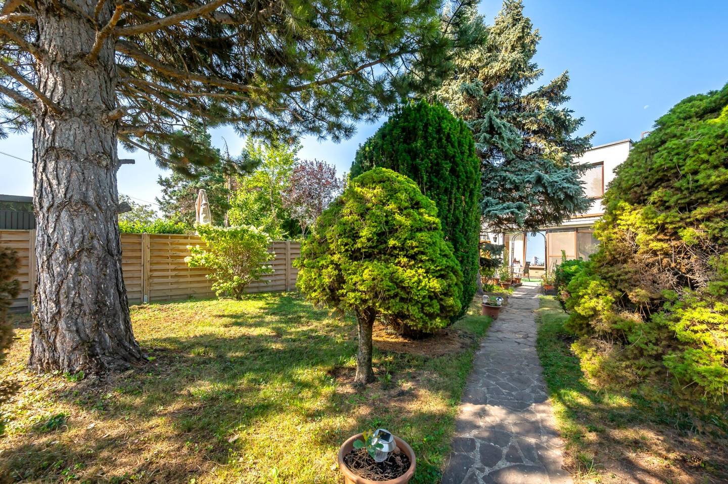 Terraced house with 5 rooms and 670 m² private garden in need of renovation