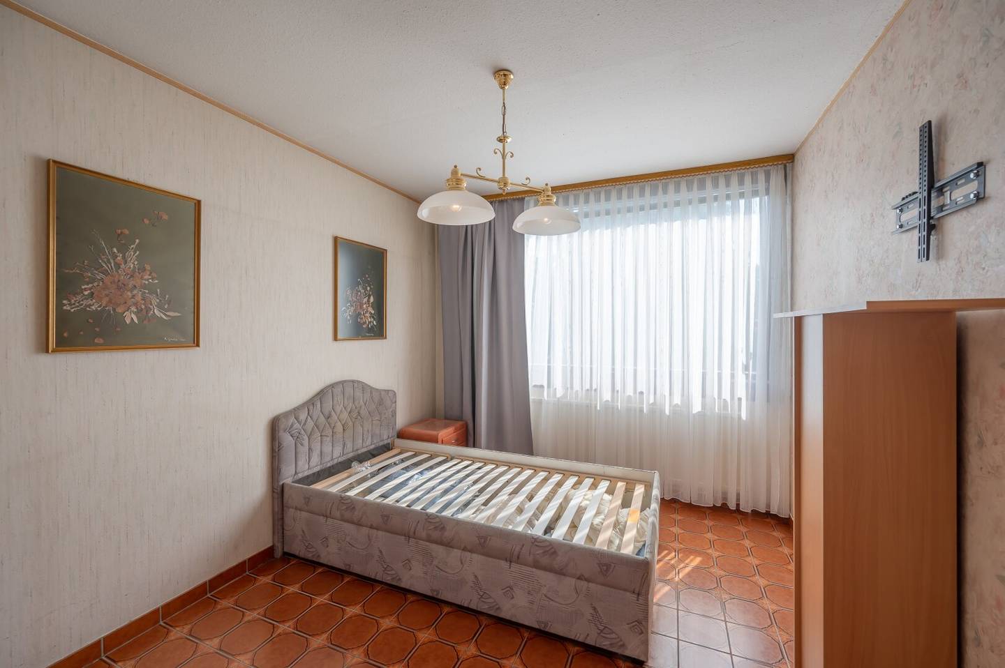 Terraced house with 5 rooms and 670 m² private garden in need of renovation