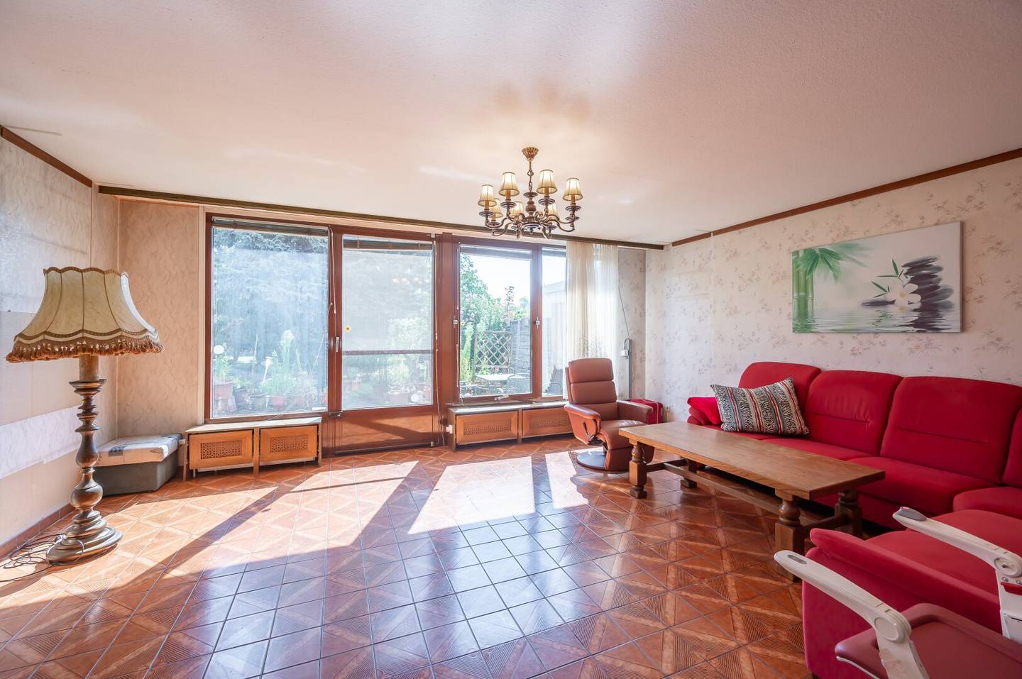 Terraced house with 5 rooms and 670 m² private garden in need of renovation