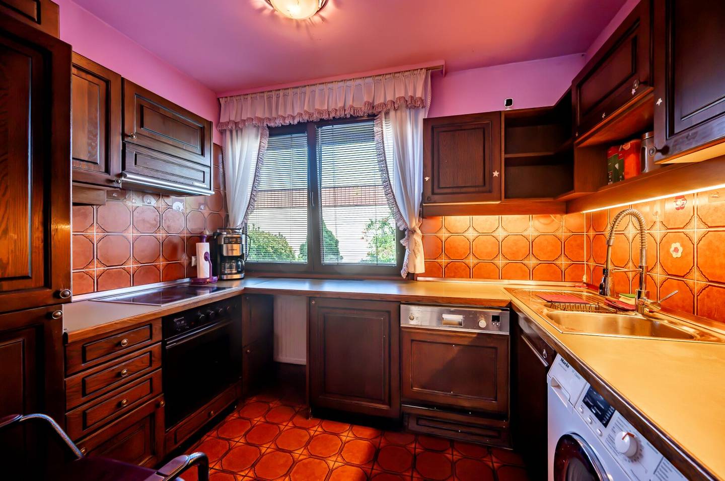Terraced house with 5 rooms and 670 m² private garden in need of renovation