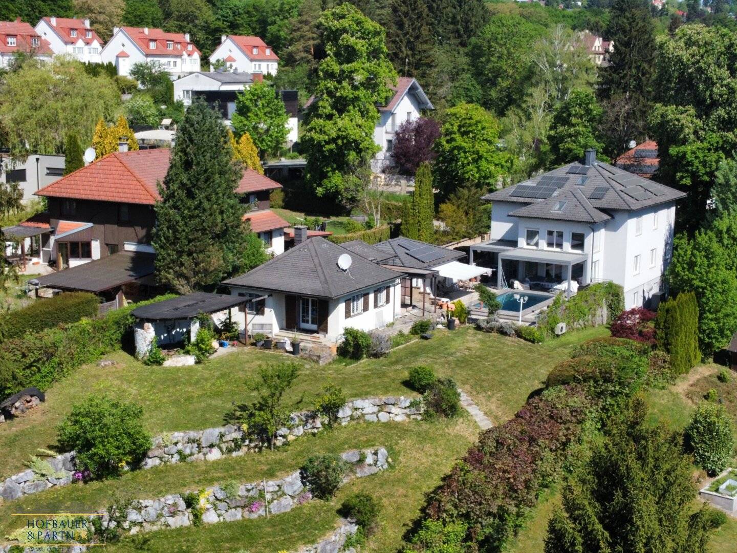 Stilvolle Villa mit Pool, Gästehaus &amp; großem Naturgrundstück in begehrter Grünruhelage