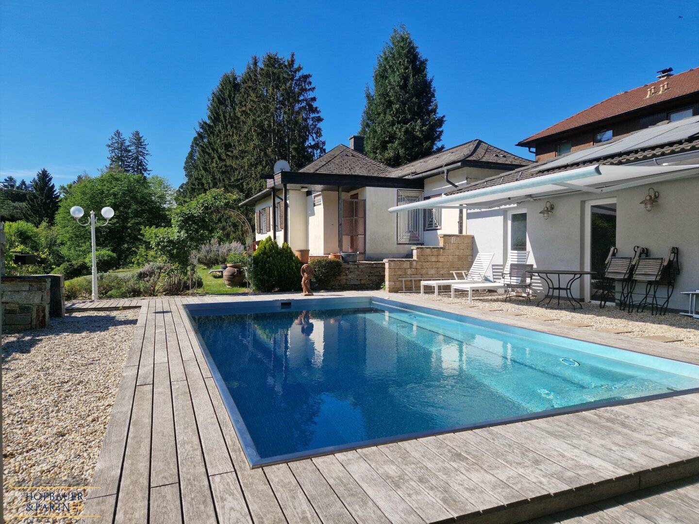 Stilvolle Villa mit Pool, Gästehaus &amp; großem Naturgrundstück in begehrter Grünruhelage