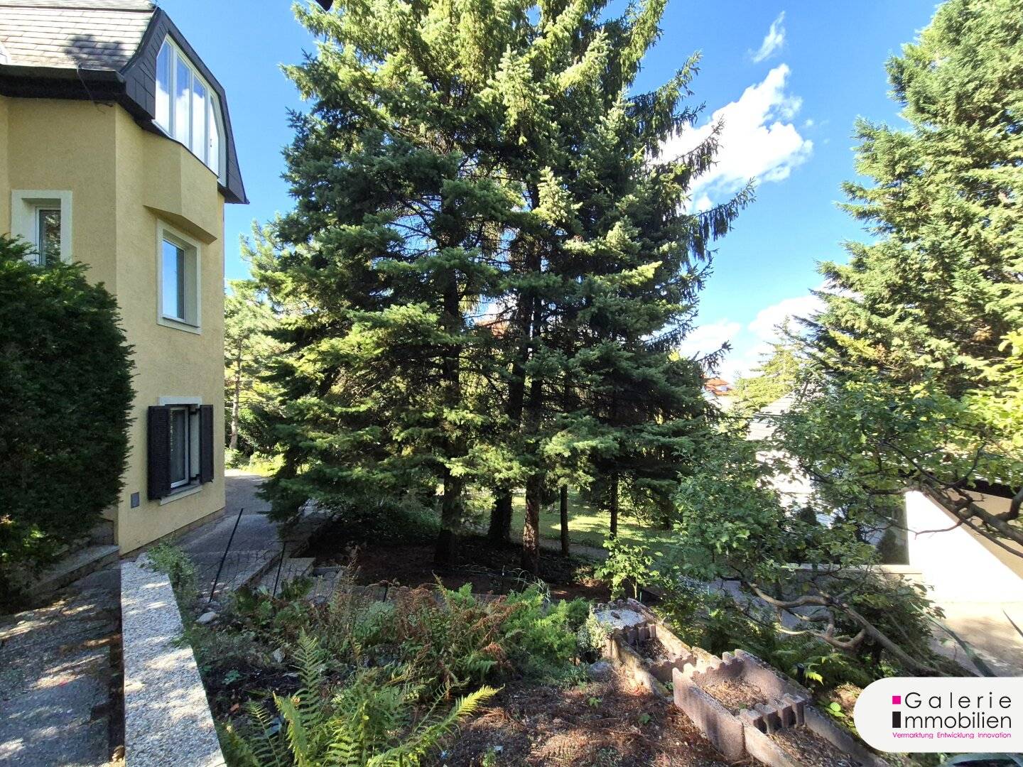 PRIME LOCATION - Old building on dreamy plot