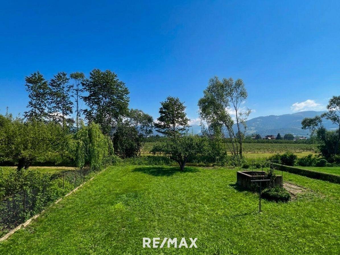 Renovation opportunity with large garden in quiet location Family apartment