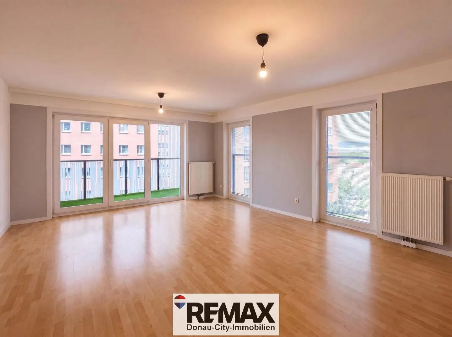 Wohnung with loggia and panoramic city view