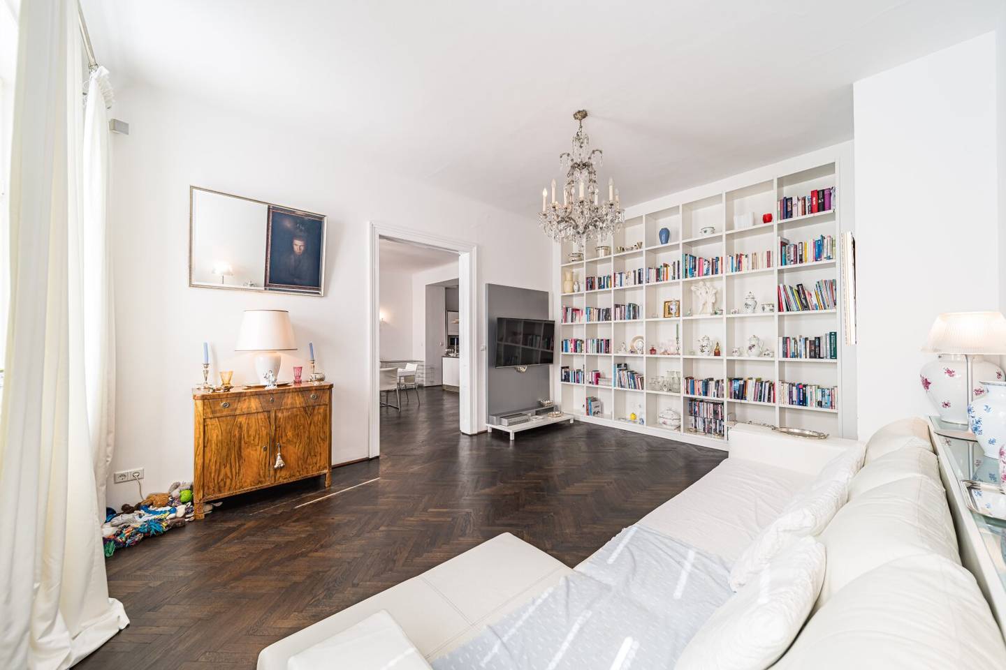 Spacious 6-room period apartment with balcony