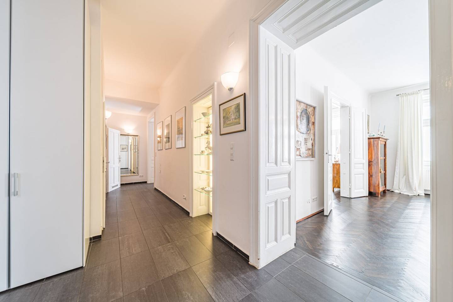 Spacious 6-room period apartment with balcony