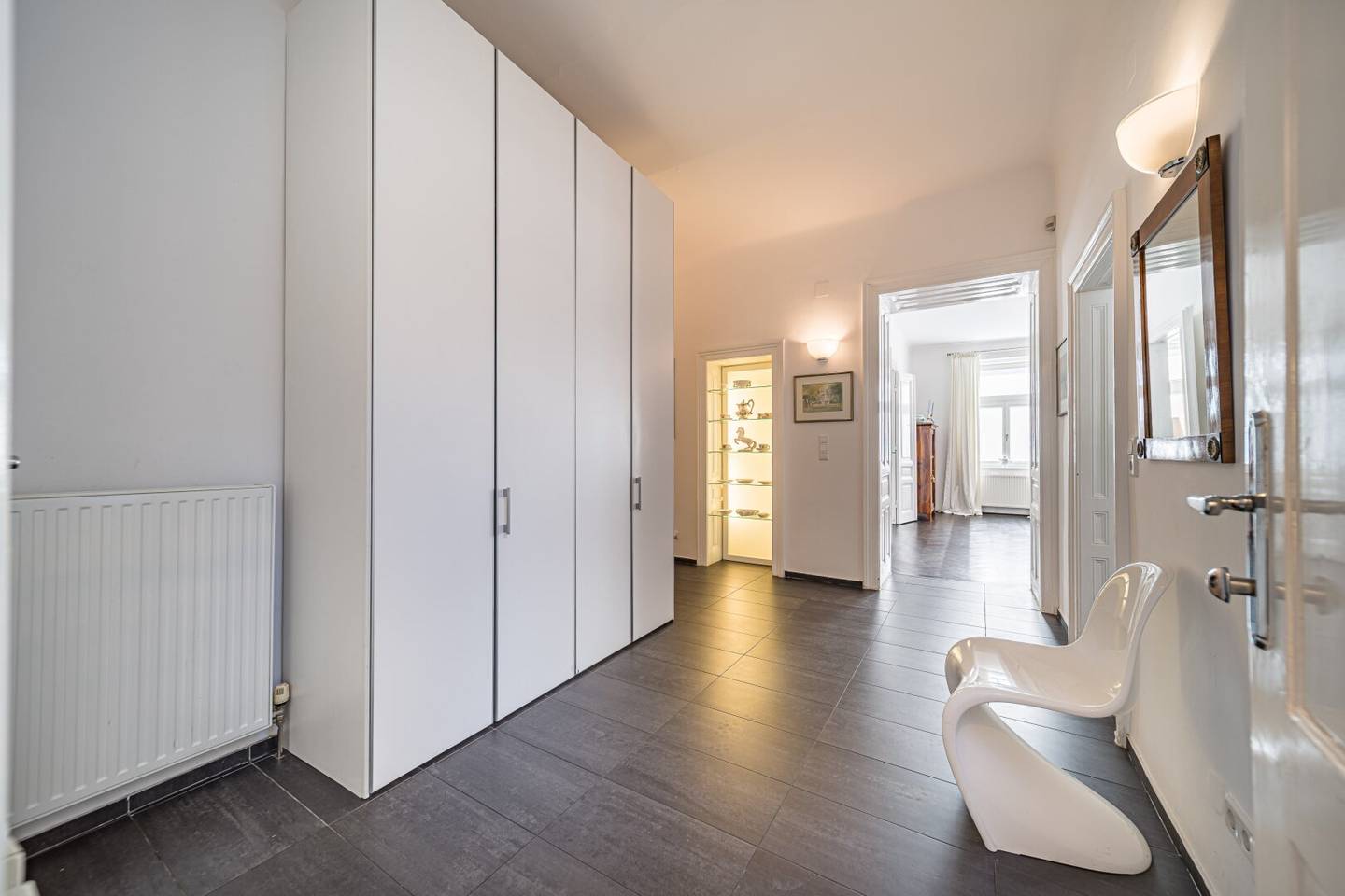 Spacious 6-room period apartment with balcony