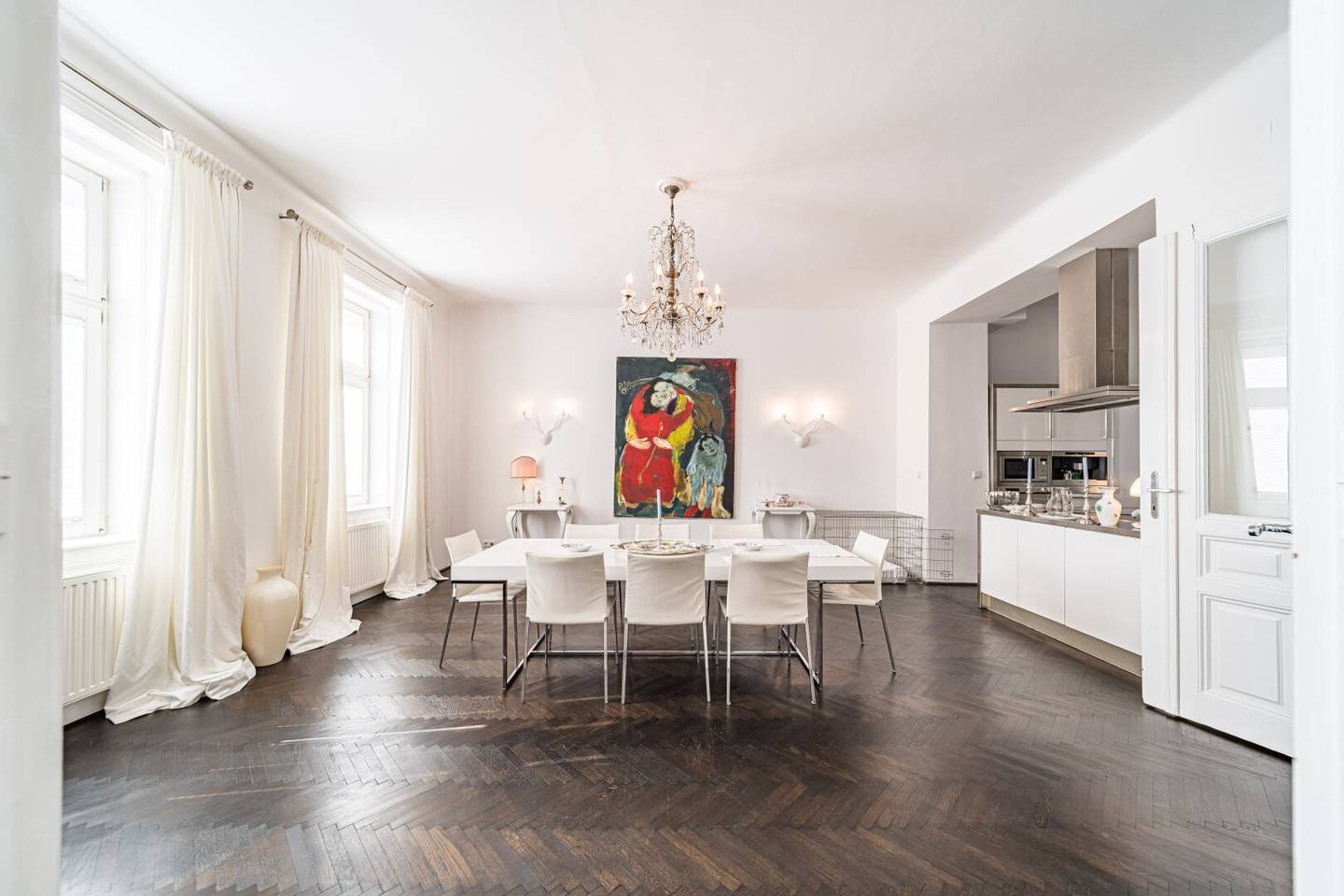 Spacious 6-room period apartment with balcony