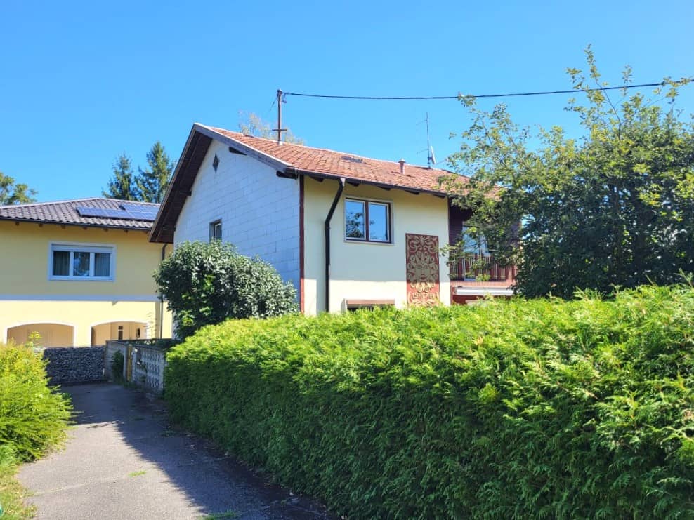 Ruhig gelegene Wohnung mit zwei Küchen und Potenzial