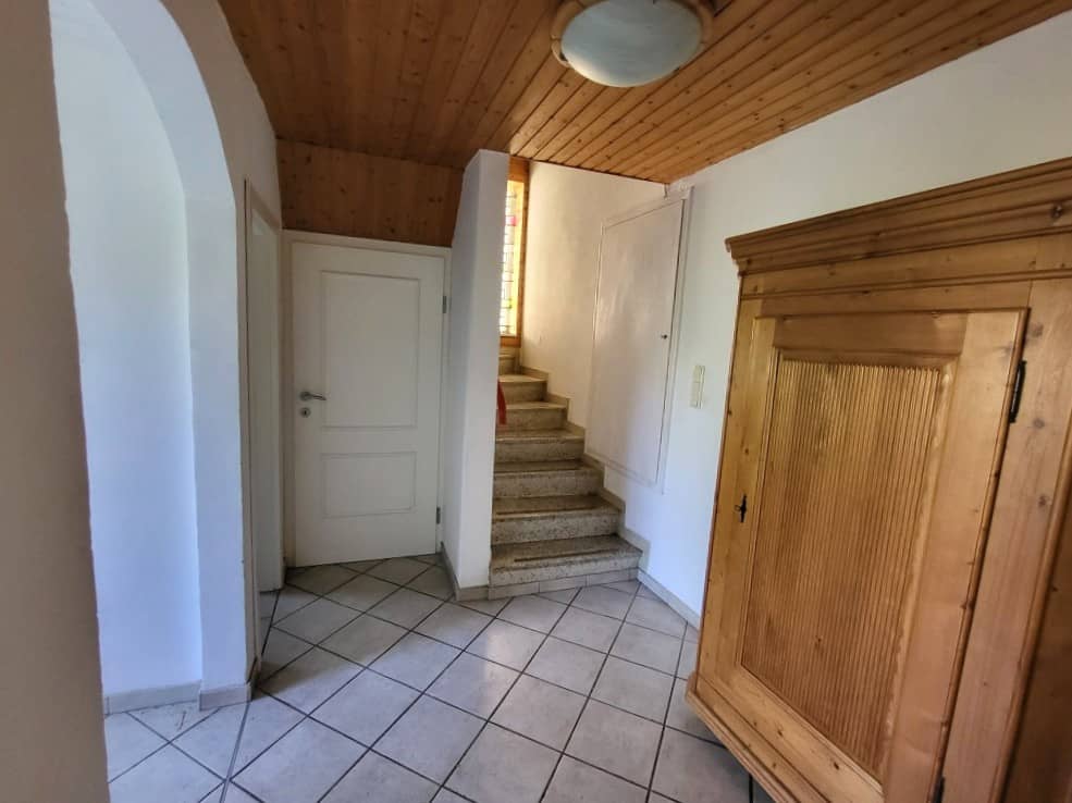 Ruhig gelegene Wohnung mit zwei Küchen und Potenzial