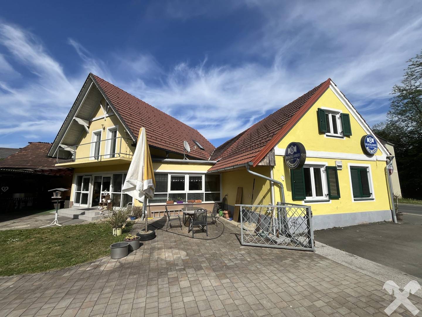 Charmante Altbauwohnung mit Wintergarten und großzügigem Grundstück