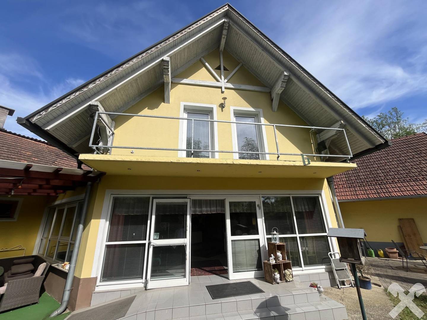 Charmante Altbauwohnung mit Wintergarten und großzügigem Grundstück