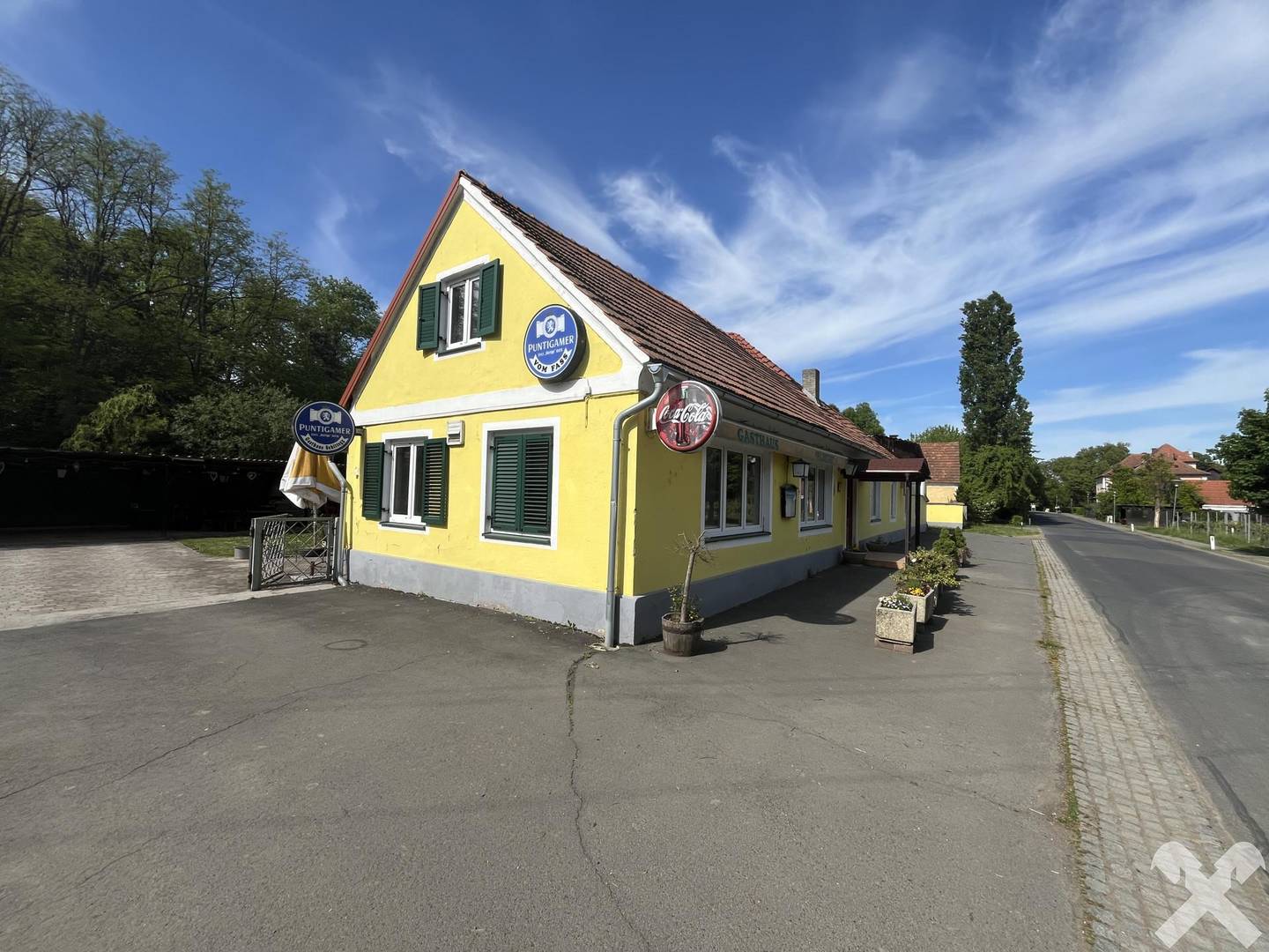 Charmante Altbauwohnung mit Wintergarten und großzügigem Grundstück
