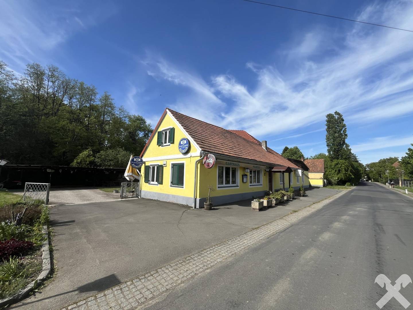 Charmante Altbauwohnung mit Wintergarten und großzügigem Grundstück