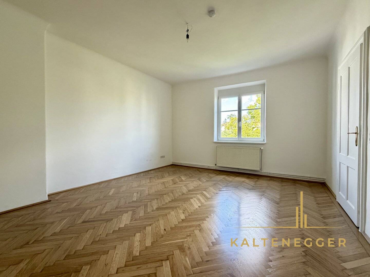 Unbefristet: Helle 2-Zimmer-Altbauwohnung