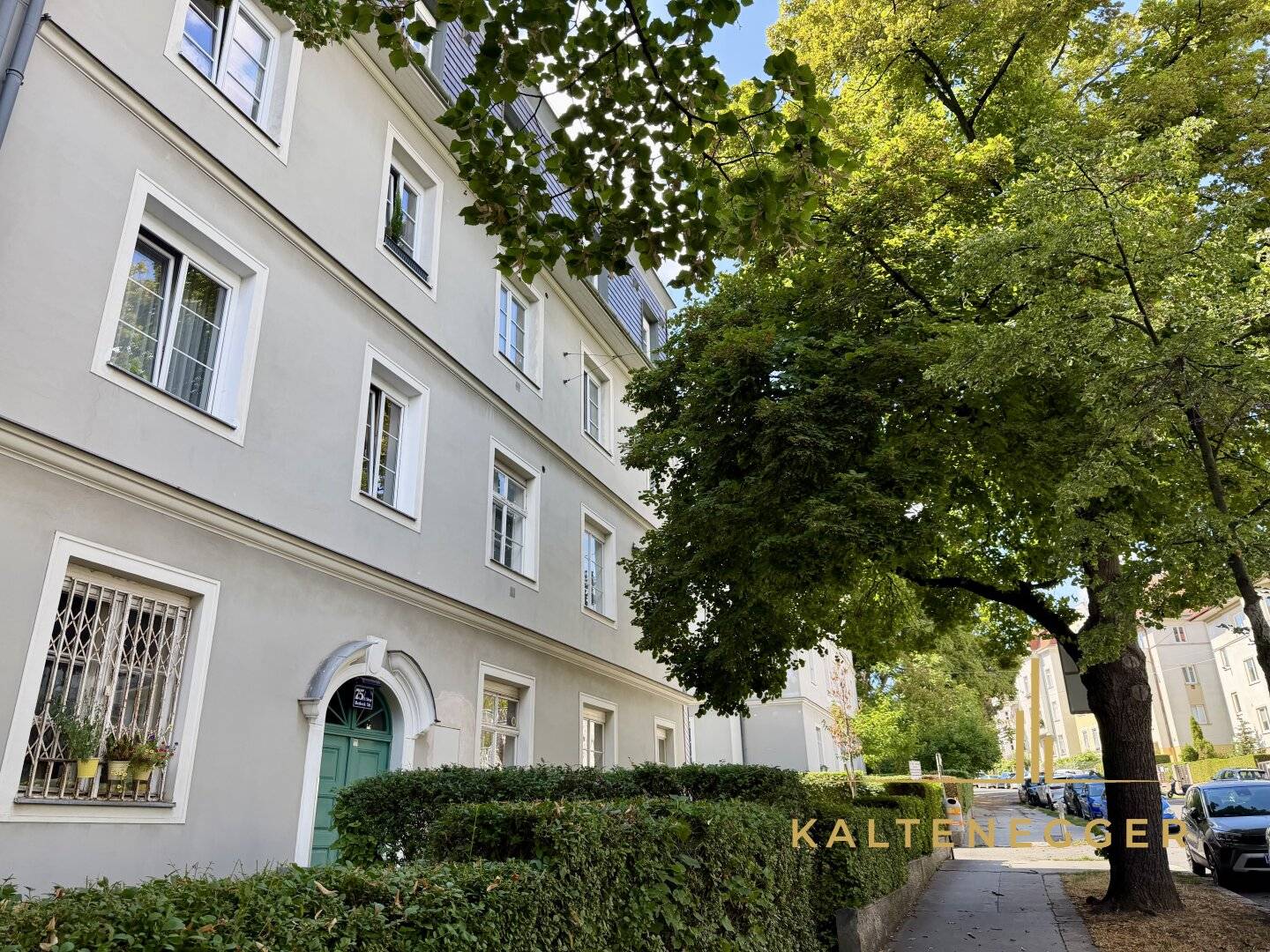 Unbefristet: Helle 2-Zimmer-Altbauwohnung