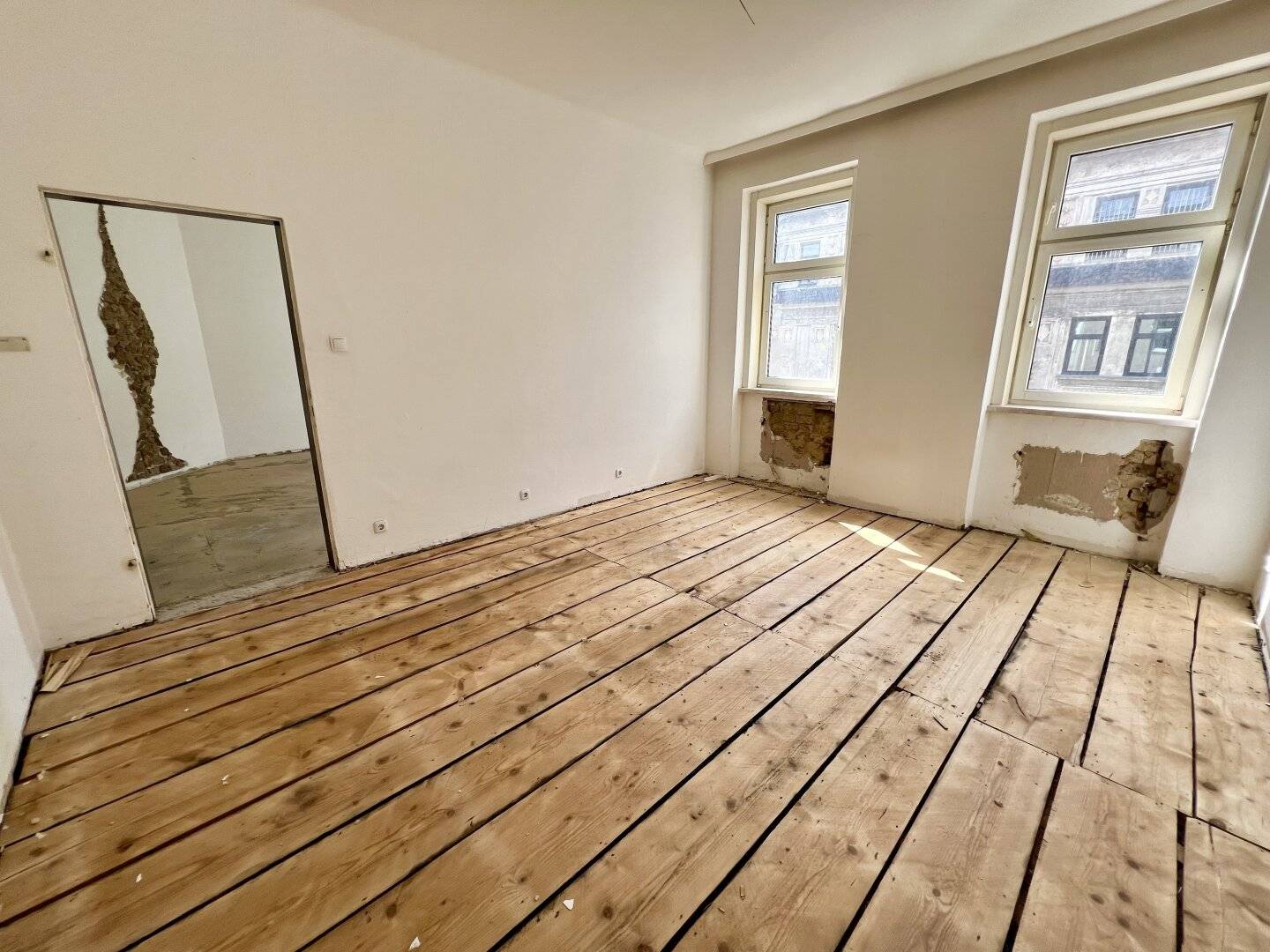 Sanierungs-Chance: 2-Zimmer-Wohnung mit genehmigten Balkon in 1160 Wien, 55m², 192.000€