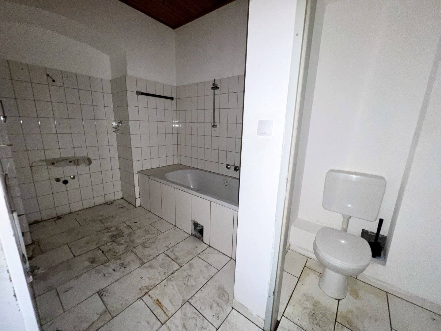 Sanierungs-Chance: 2-Zimmer-Wohnung mit genehmigten Balkon in 1160 Wien, 55m², 192.000€