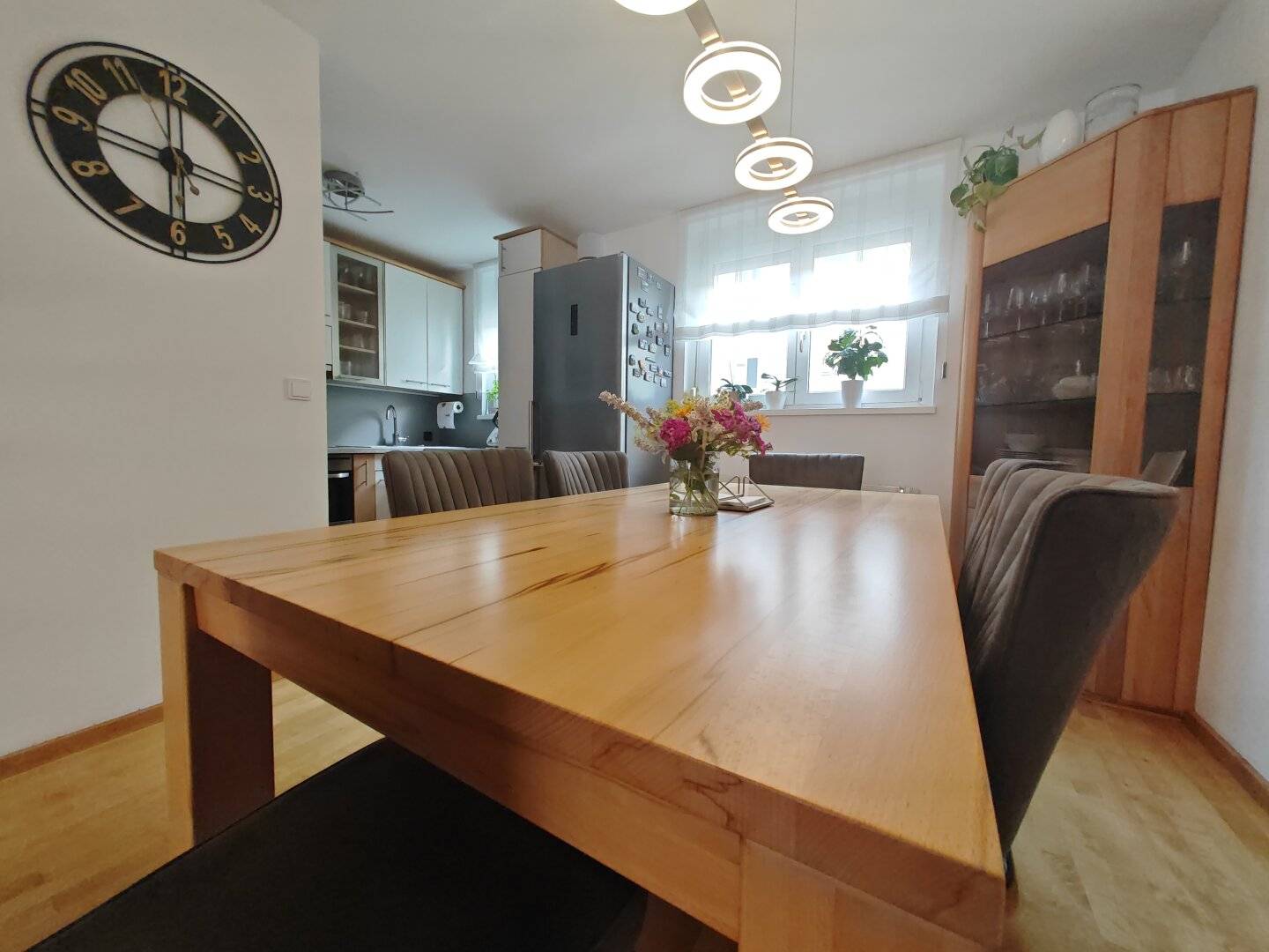 Partly furnished 3-room apartment with top fittings including air conditioning