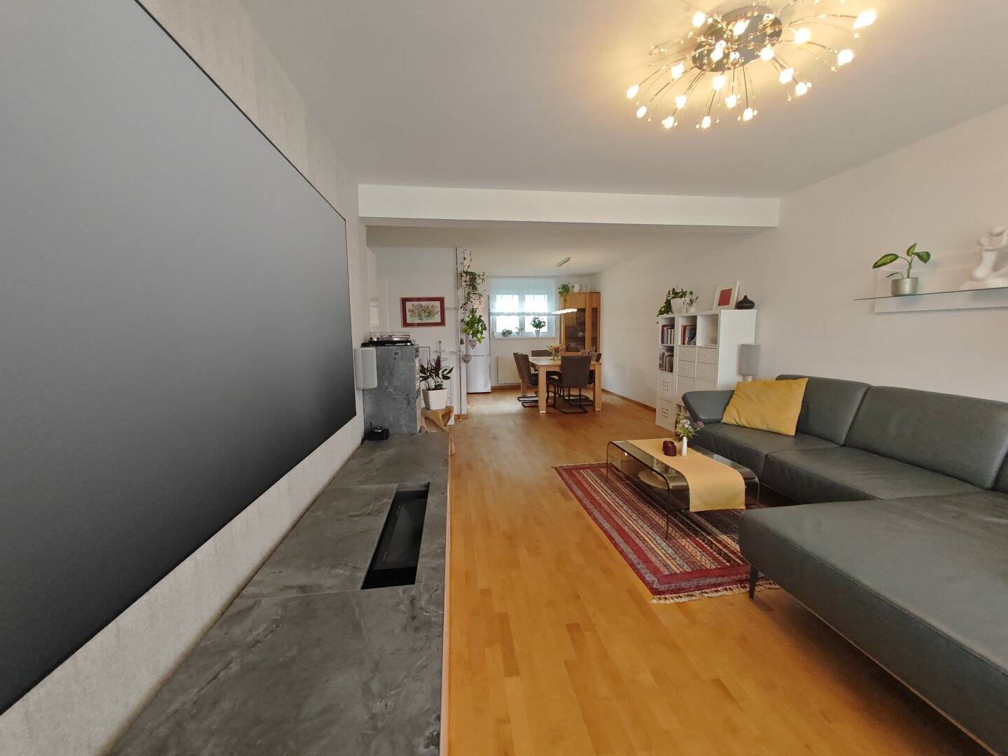 Partly furnished 3-room apartment with top fittings including air conditioning