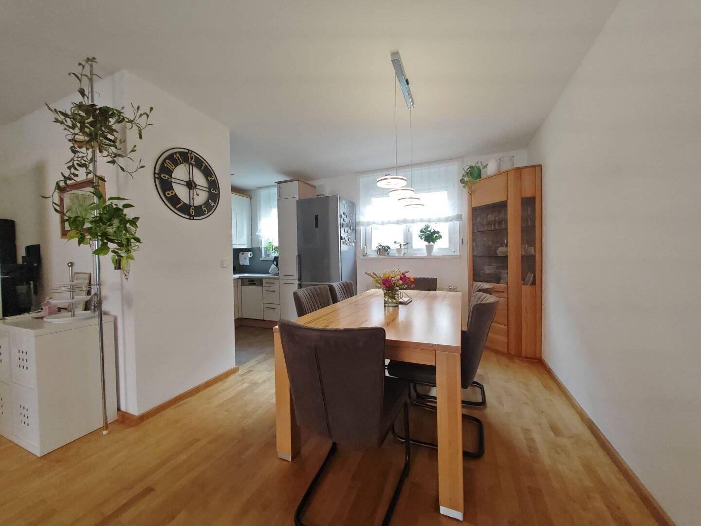 Partly furnished 3-room apartment with top fittings including air conditioning