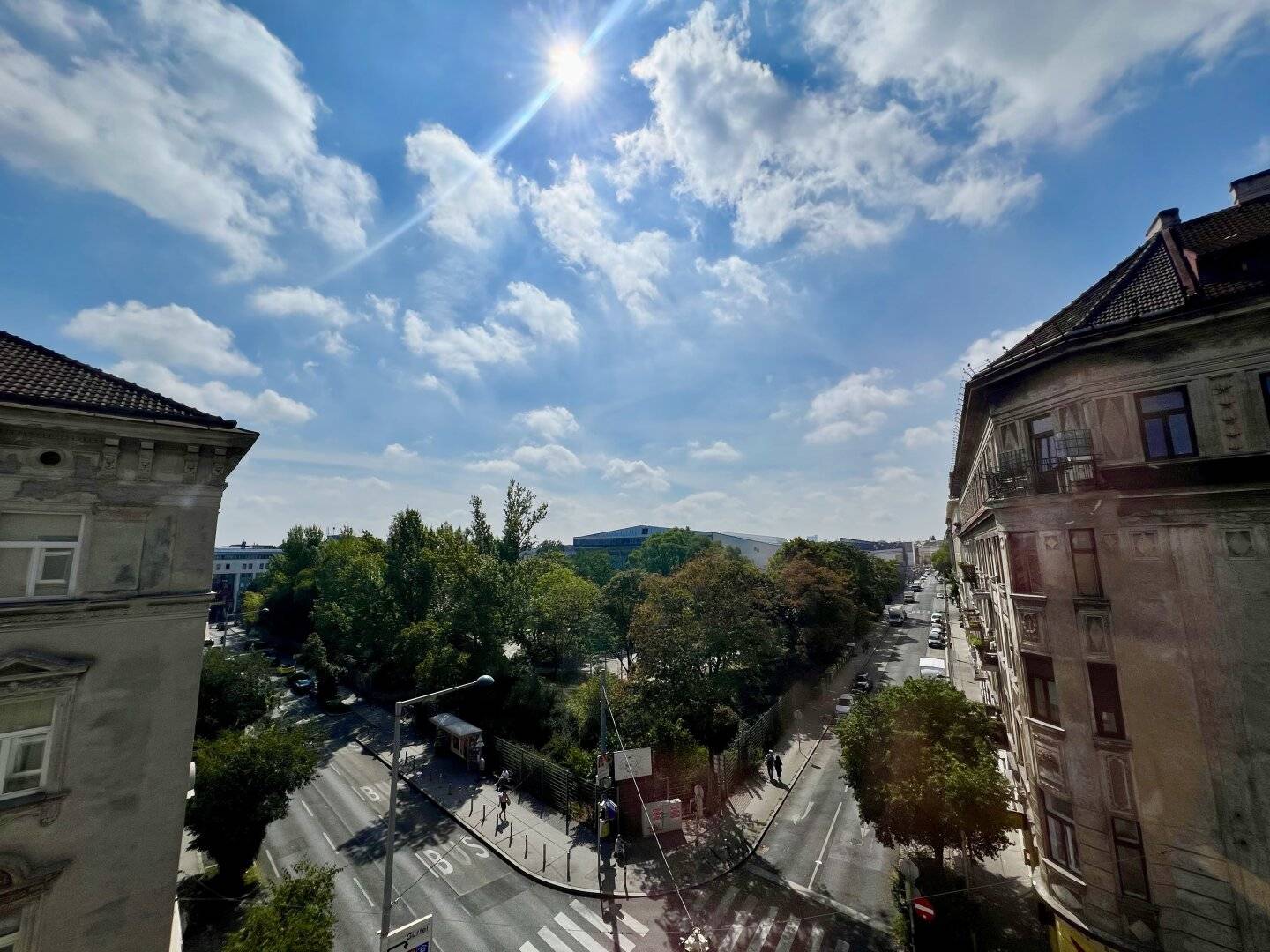 Renovation gem: 1.5-room apartment with direct distant view of the Stadthalle - Airbnb possible!