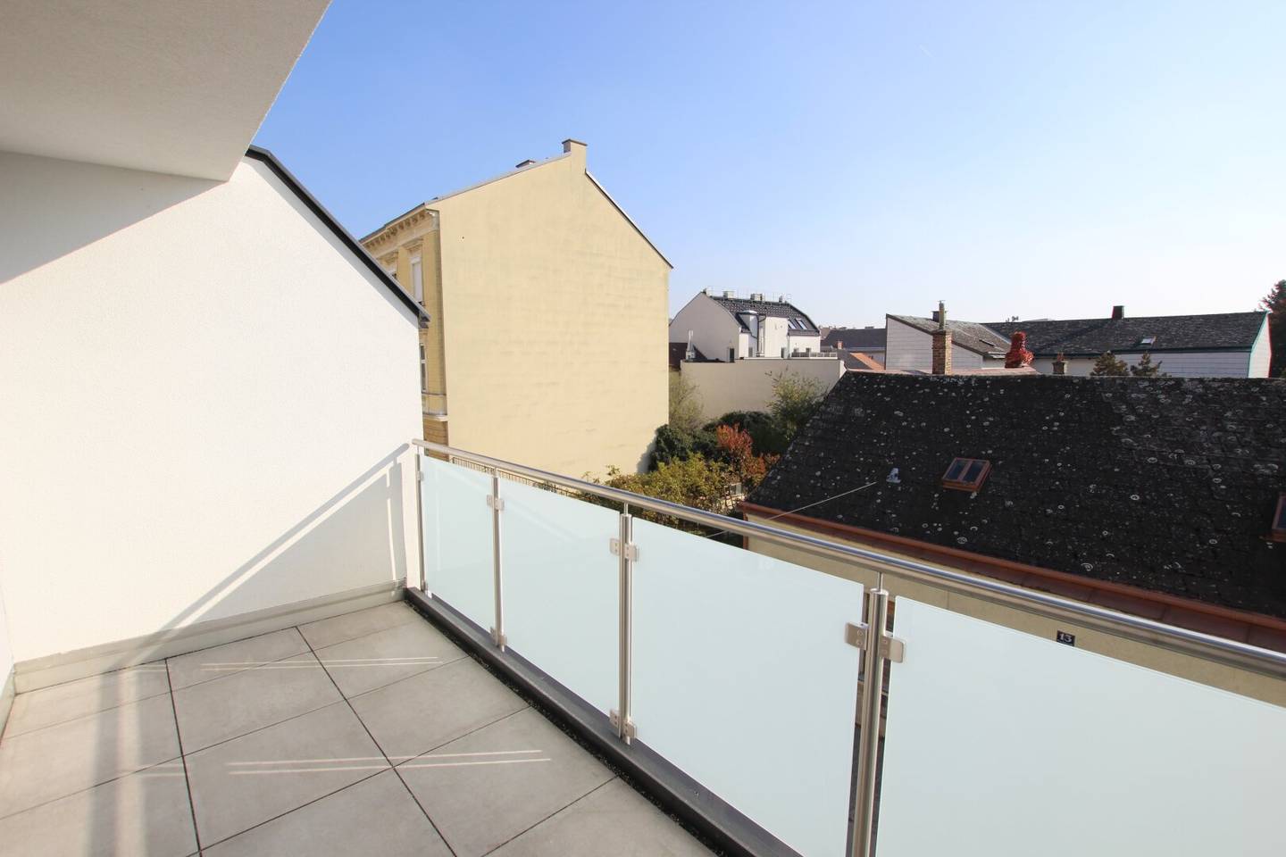 Cooling, Walk-in shower, EWE kitchen, Beautiful loggia, Oak parquet, Built in 2021, Quiet location Korneuburg centre