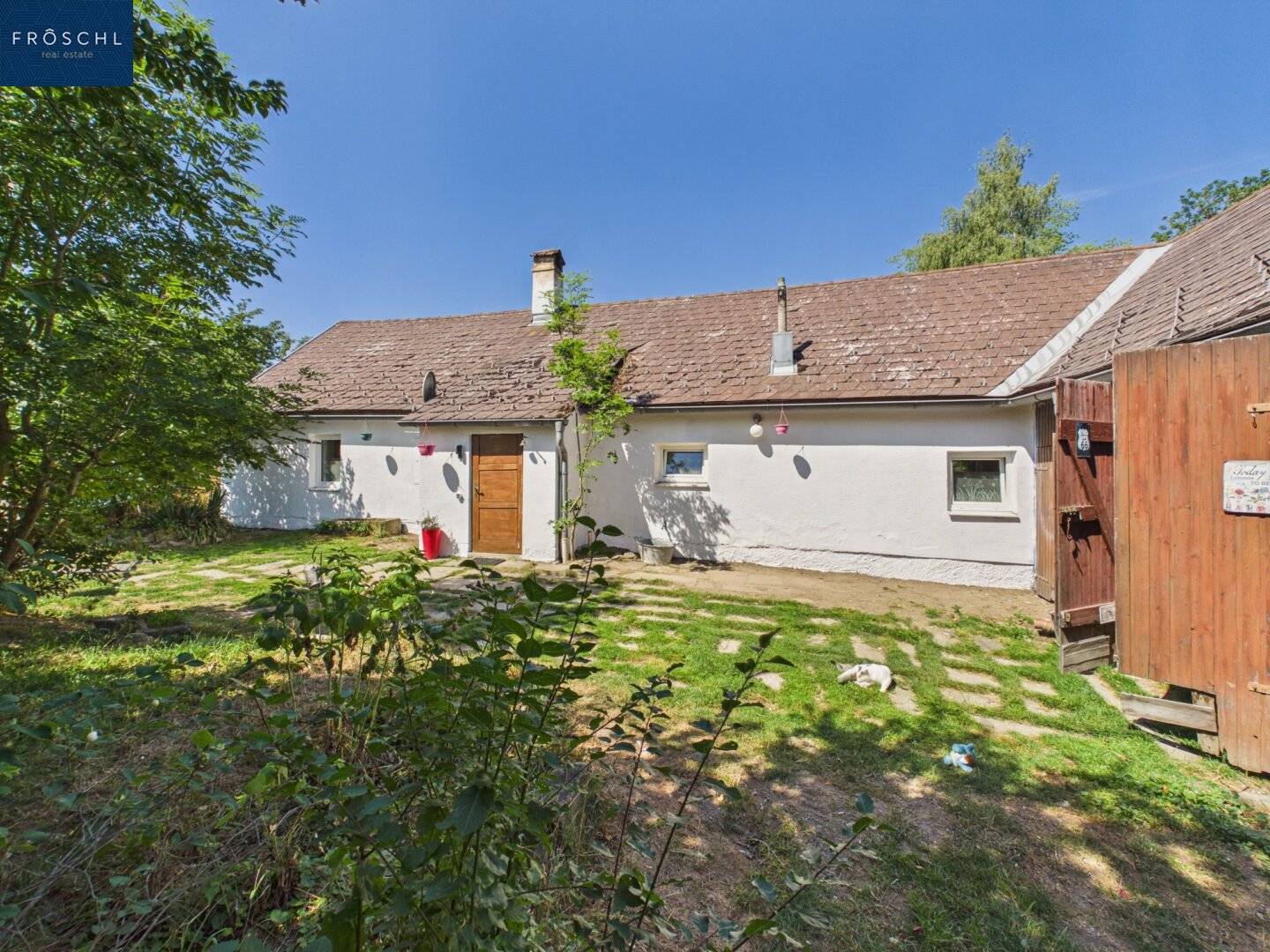 Quiet living in the Waldviertel: House with garden, garage and development potential near the swimming pond