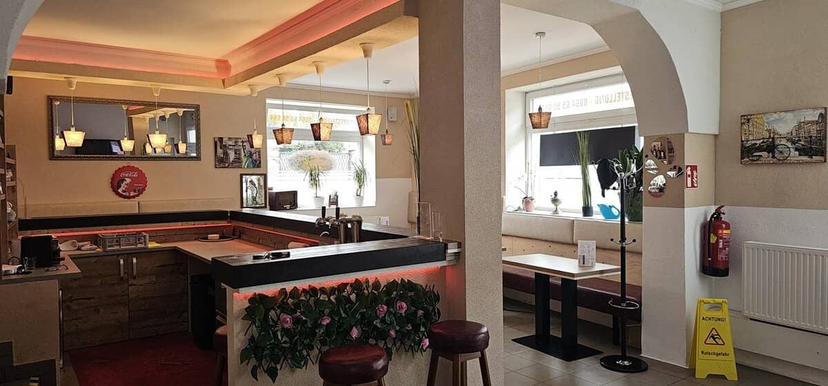 Due to retirement: Great snack bar with courtyard and a ground-level apartment near the main square in Oberwart
