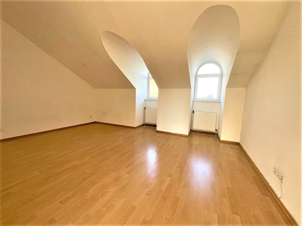 UNBEFRISTET, AKH-NÄHE, 60 m2 Dachgeschoß mit 4 m2 Terrasse, 2 Zimmer, Extraküche, Wannenbad, Klostergasse