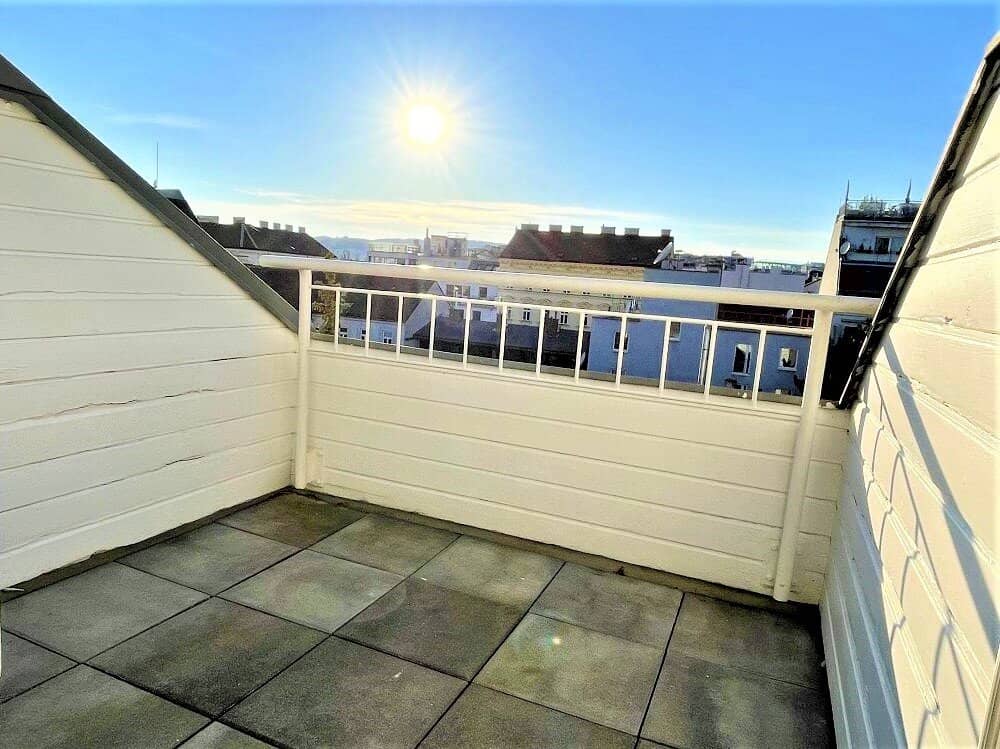 UNBEFRISTET, AKH-NÄHE, 60 m2 Dachgeschoß mit 4 m2 Terrasse, 2 Zimmer, Extraküche, Wannenbad, Klostergasse