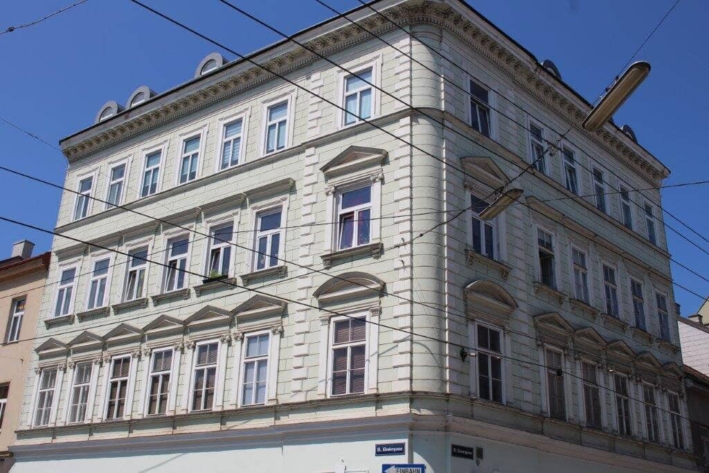 UNBEFRISTET, AKH-NÄHE, 60 m2 Dachgeschoß mit 4 m2 Terrasse, 2 Zimmer, Extraküche, Wannenbad, Klostergasse