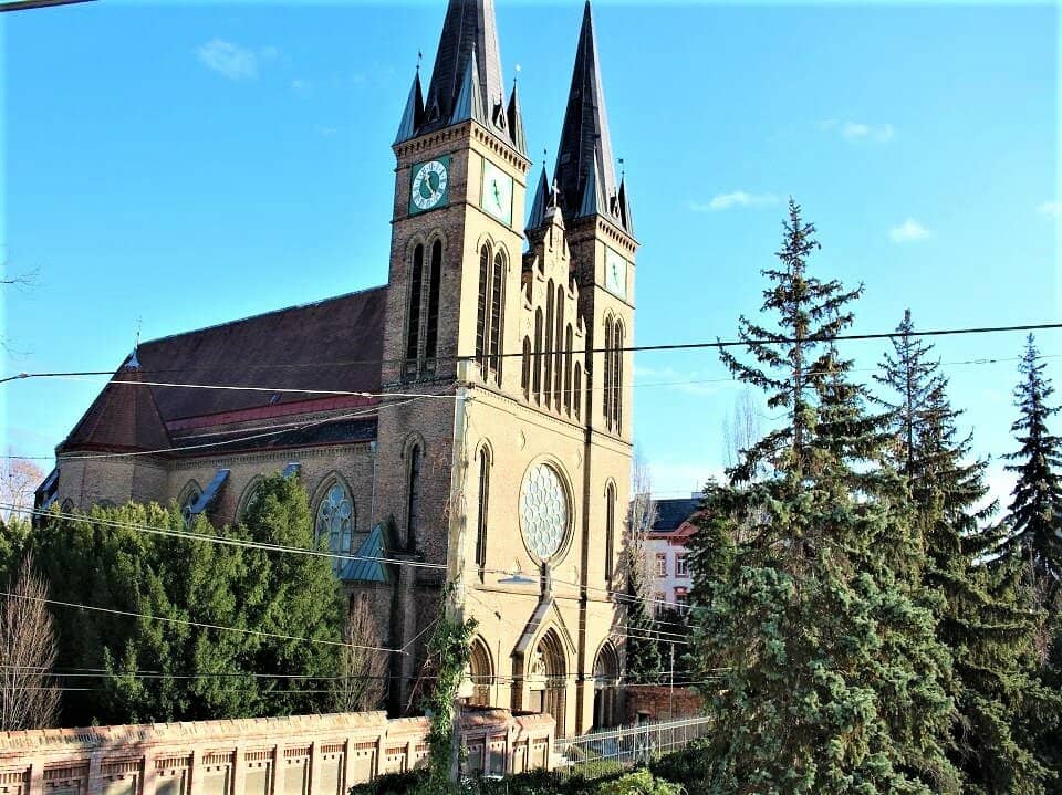 UNBEFRISTET, AKH-NÄHE, 60 m2 Dachgeschoß mit 4 m2 Terrasse, 2 Zimmer, Extraküche, Wannenbad, Klostergasse