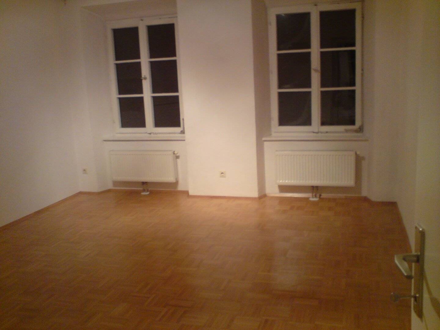 Studentenhit! Gemütliche, 2-Zimmer-Wohnung, 1 Schlafzimmer/Wohnzimmer und ein Zimmer Kochen/Essen, Bad mit Waschmaschinenanschluss, Dusche und Toilette, Vorraum: gepflegt, super zentral, UNINÄHE Technik, ohne Lift