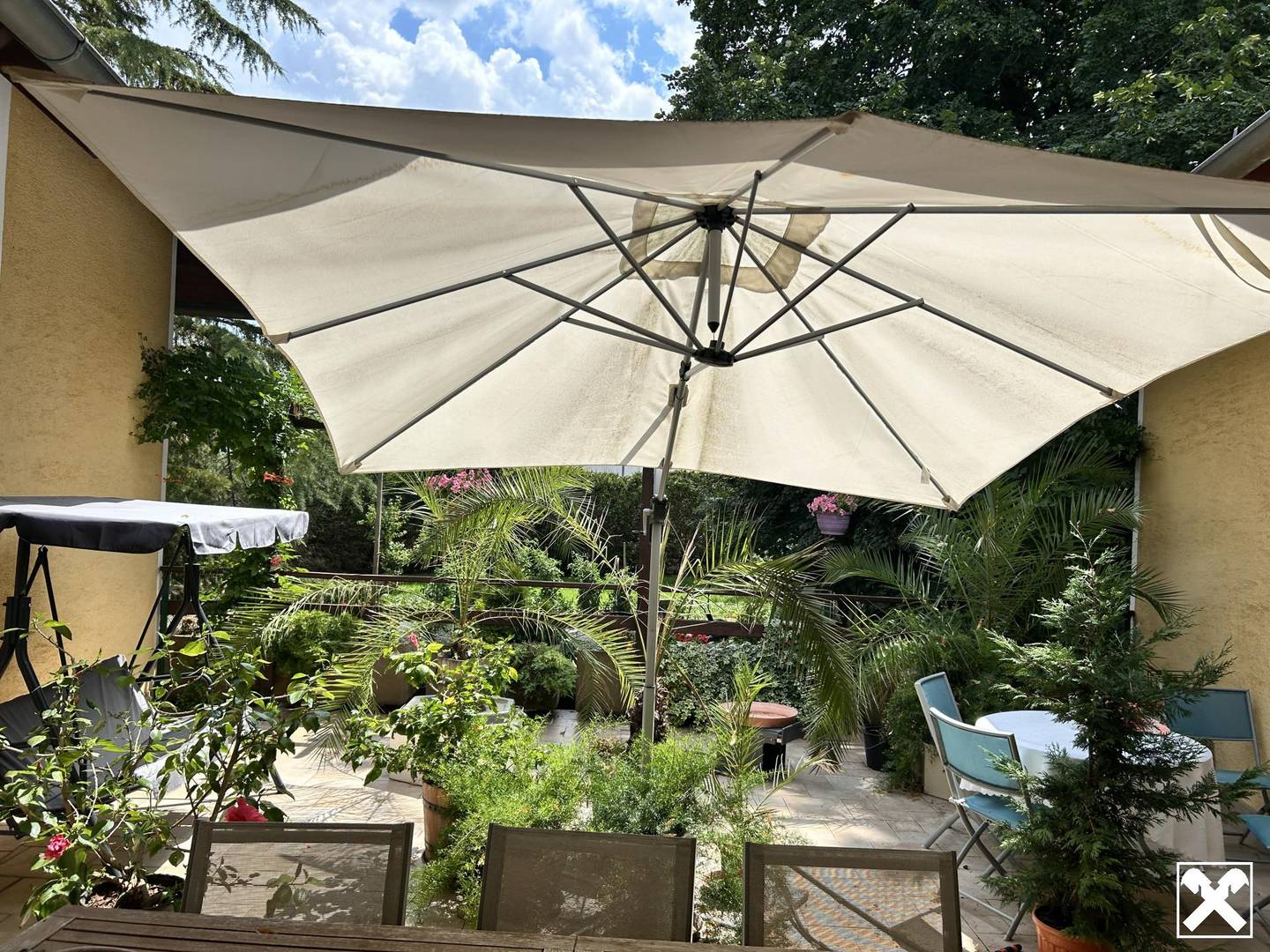 Versatile property with garden and photovoltaics investor apartment