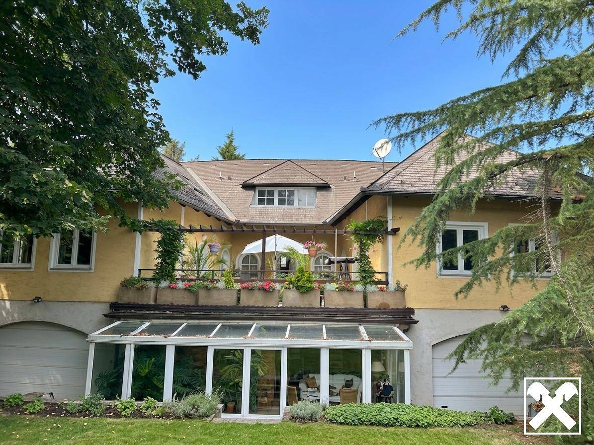 Versatile property with garden and photovoltaics investor apartment